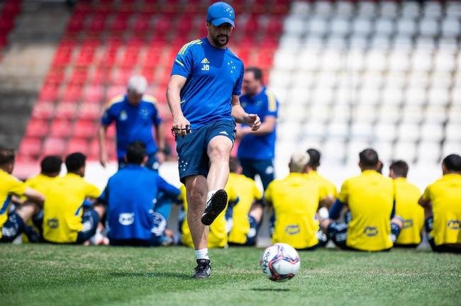Fotos do treino do Cruzeiro na Arena do Jacar, em Sete Lagoas. Time fechou a preparao para enfrentar a Ponte Preta, s 11h deste sbado, pela 23 rodada da Srie B