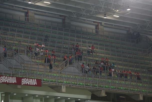 Imagens da torcida do Cruzeiro no jogo contra o Internacional