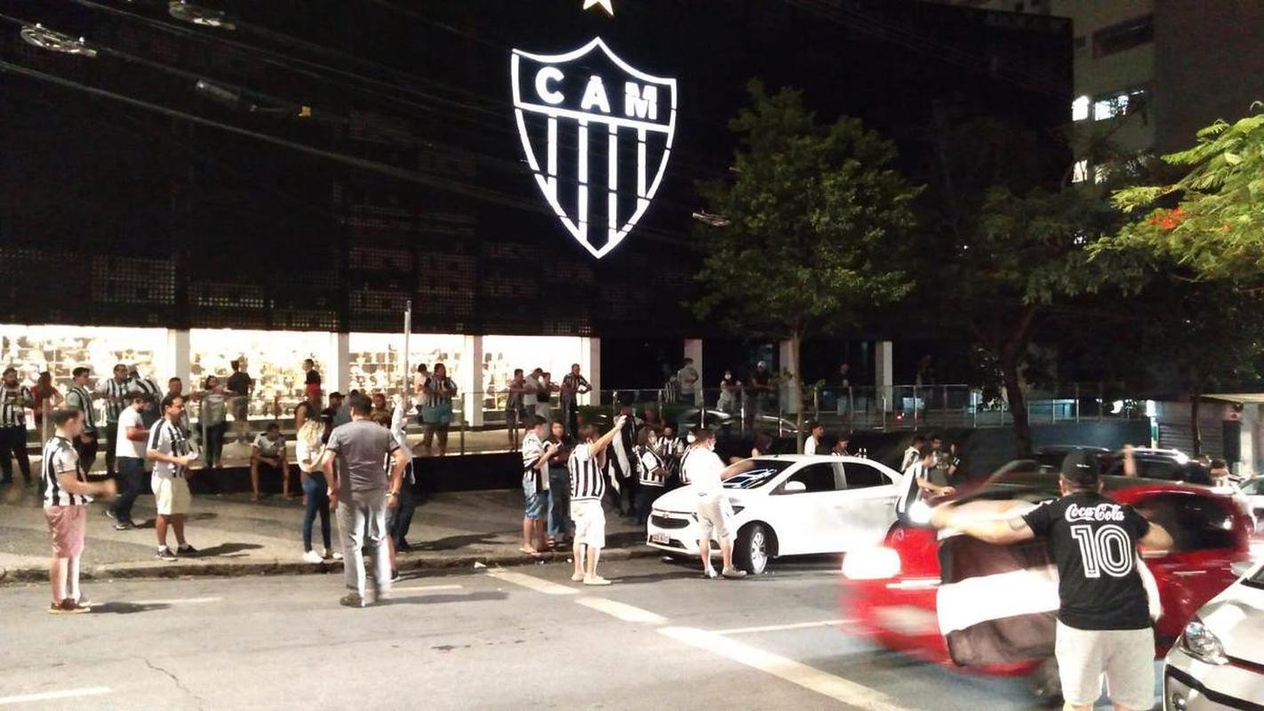 Fotos da festa e do buzinao da torcida do Atltico em frente  sede do clube, no bairro de Lourdes, em BH. Centenas de pessoas foram ao local para festejar, de forma antecipada, o ttulo brasileiro de 2021