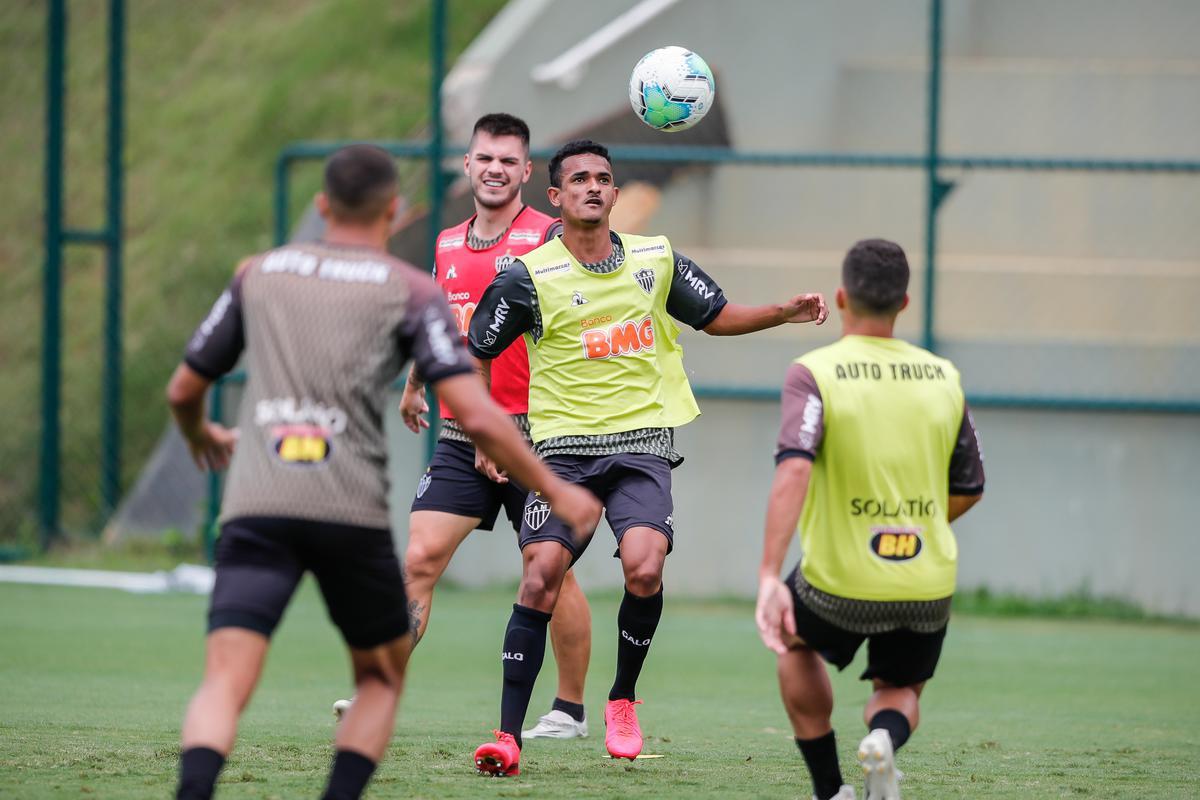 Depois do empate por 2 a 2 com o Cear, no Castelo, pela 22 rodada do Brasileiro, Atltico voltou aos treinos nesta segunda-feira na Cidade do Galo. Atividade teve vrias caras novas, diante do elevado nmero de atletas infectados pela COVID-19