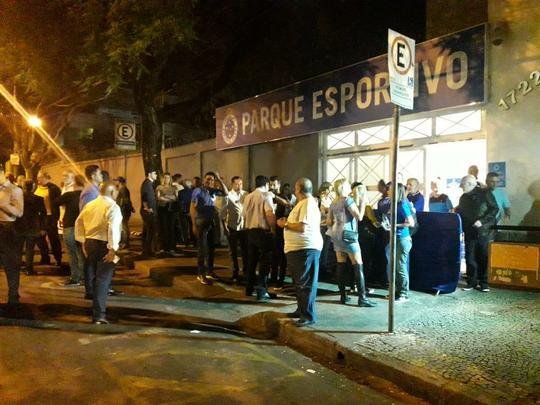 Integrantes da torcida Mfia Azul protestaram na noite desta segunda-feira durante a eleio para o Conselho Fiscal do Cruzeiro. Alm de cnticos exigindo transparncia no clube, os torcedores jogaram pipoca na porta da sede social do Barro Preto e se referiram aos conselheiros como 'omissos'. A insatisfao dos cruzeirenses se d pelas suspeitas de crimes cometidos por integrantes da diretoria. Tanto a Polcia Civil quanto o Ministrio Pblico apuram as possveis irregularidades em transaes de jogadores, contratos de prestao de servio e aumentos substanciais de salrios.