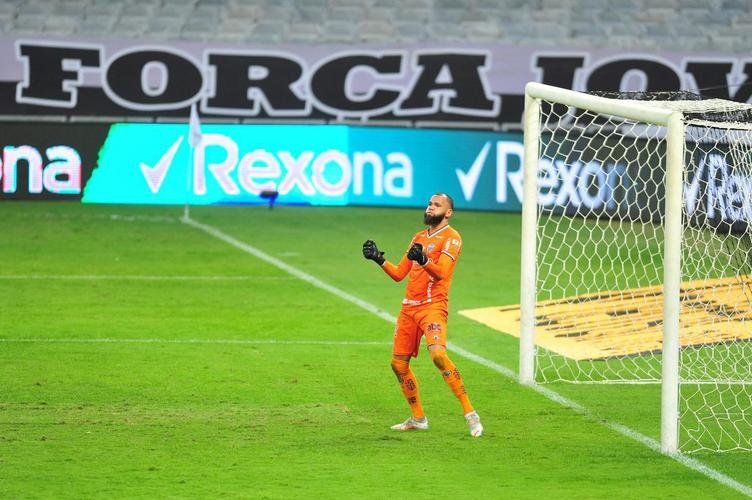 Goleiro Everson, do Atltico, foi heri na deciso por pnaltis contra o Boca Juniors ao defender duas cobranas e ao marcar o gol da classificao: 3 a 1 nas batidas alternadas aps 0 a 0 no tempo normal, no Mineiro.