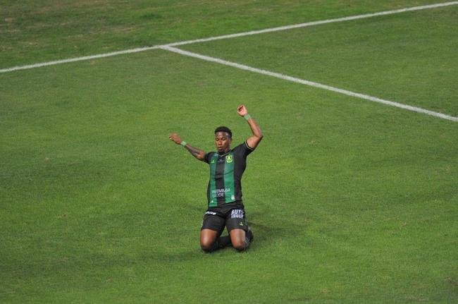 Ribamar abriu o placar para o Amrica no Independncia: 1 a 0