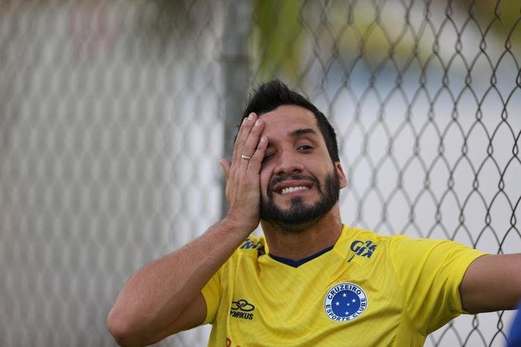 Victorino (2011) - ex-jogador da Seleo Uruguaia, Victorino at comeou bem sua trajetria pelo Cruzeiro. Pelo que se esperava dele, no entanto, o jogador teve uma queda vertiginosa de rendimento e deixou o clube no fim de 2013. Seu ltimo jogo, no entanto, foi em 2012. O defensor disputou 56 partidas e marcou cinco gols.  