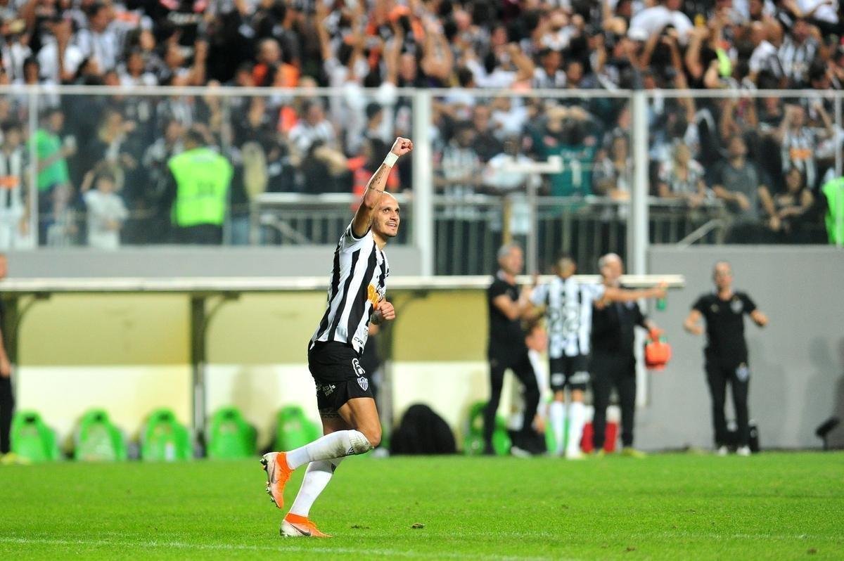 Galo deslanchou no segundo tempo com gols de Fbio Santos, de pnalti, e Vinicius