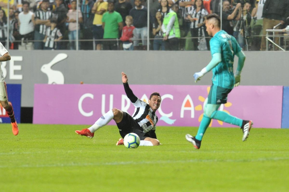 Galo derrotou Flamengo por 2 a 1 e assumiu provisoriamente a segunda posio no Brasileiro