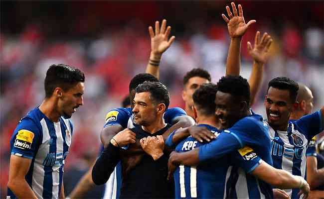 Jogadores do Porto celebram ao lado do técnico Sérgio Conceição