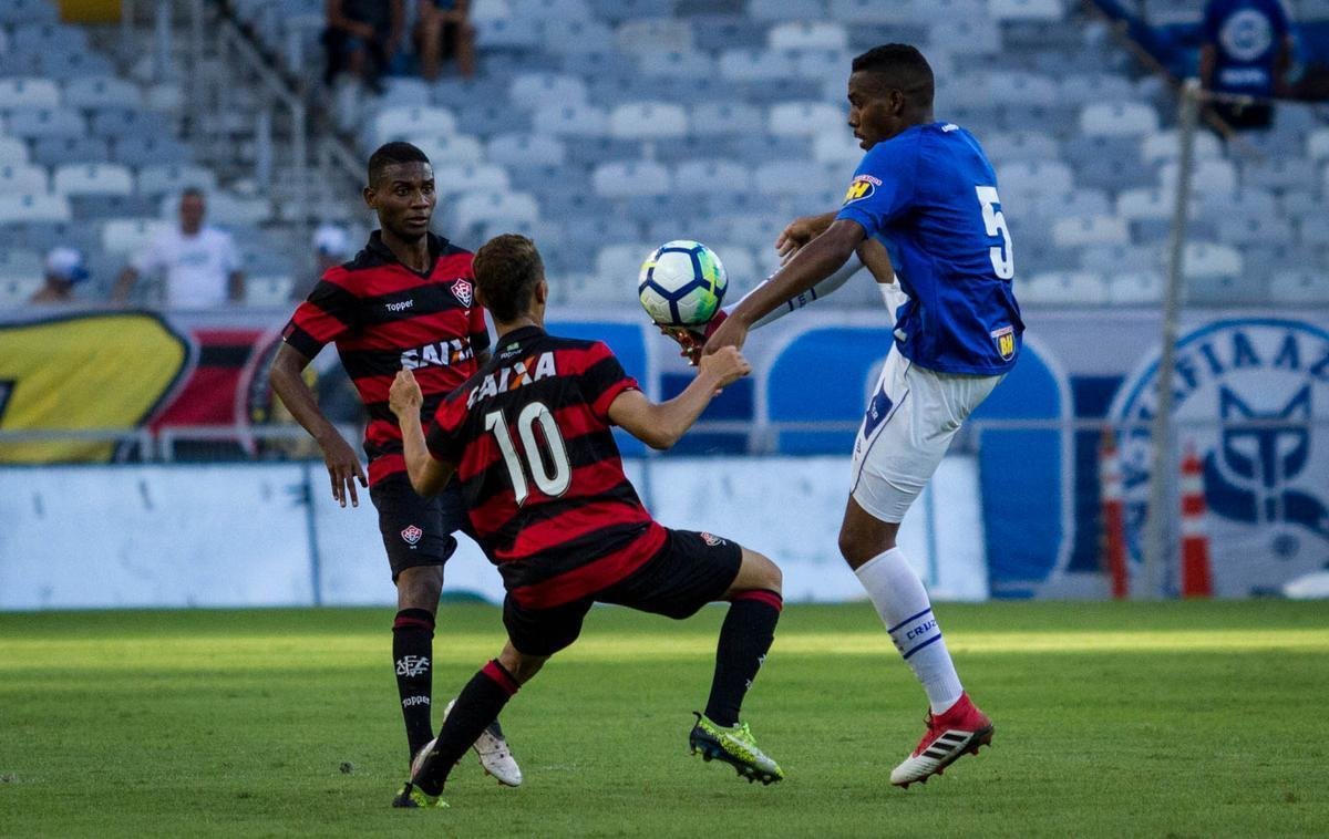 Pelo Brasileiro Sub-20, Cruzeiro derrotou Vitria por 1 a 0, no Mineiro, com gol de Ronaldo