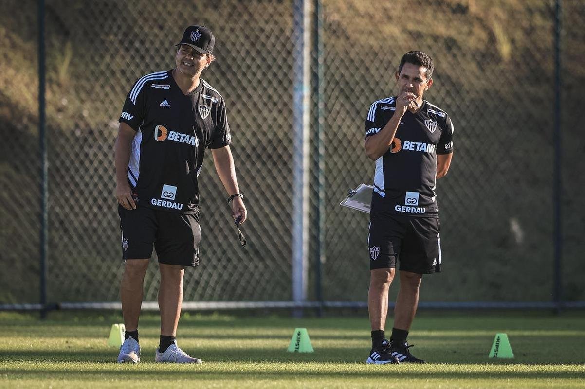 Nesta tera-feira (26), Cuca foi apresentado como treinador do Atltico - pela terceira vez na carreira. Primeiro, foi saudado pelo diretor de futebol Rodrigo Caetano e concedeu entrevista coletiva na sala de imprensa da Cidade do Galo. Depois, comandou o primeiro treino com o elenco no CT, j pensando no confronto contra o Internacional, pelo Campeonato Brasileiro.