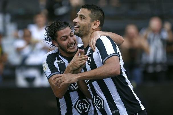 Fotos da vitória do Botafogo sobre o Atlético, por 2 a 1, no Engenhão, pela 18ª rodada do Brasileiro