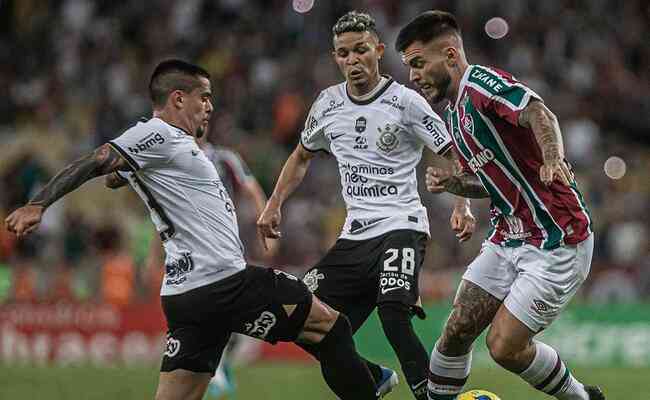 Fluminense e Corinthians empataram por 2 a 2 no Maracan