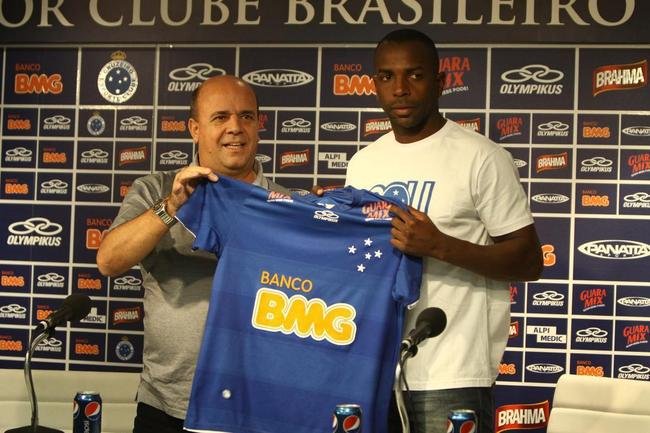 O volante Sandro Silva defendia o Mlaga, da Espanha, antes de chegar ao Cruzeiro em 2012