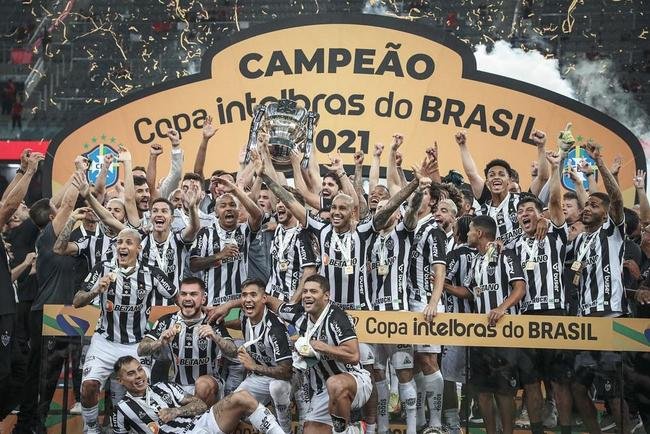 Dezembro/2021 - A temporada de conquistas no parou por a. O Atltico tambm foi bicampeo da Copa do Brasil. Na deciso, no teve dificuldades diante do Athletico-PR. No primeiro jogo, no Mineiro, goleada por 4 a 0. Na segunda partida, triunfo por 2 a 1 e mais uma taa garantida. 