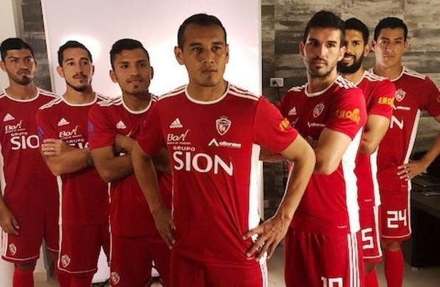 Outra vaga boliviana: O representante boliviano na segunda fase será o vice-campeão do Clausura. Vários times podem ocupar essa vaga, já que há participantes a quatro jogos do fim da competição. San José, Royal Pari (foto), The Strongest, Bolívar e Nacional Potosí estão na disputa. Blooming, Sport Boys e Oriente Petrolero correm por fora.