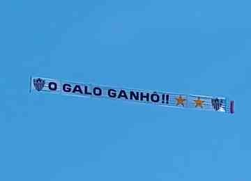 Segundo a Cariogalo, famosa torcida do Atlético no Rio, o avião deu duas voltas nas praias da Barra da Tijuca e três nas praias da Zona Sul