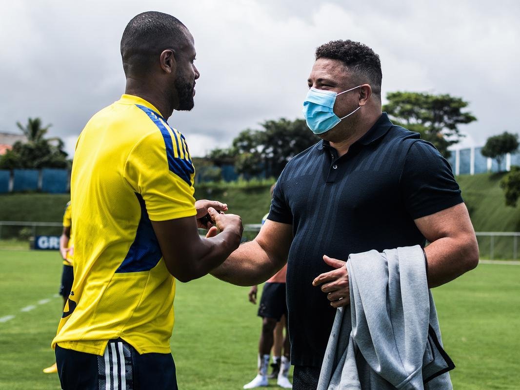 Em sua primeira visita  Toca da Raposa II, Ronaldo concedeu entrevista coletiva e teve contato com jogadores e comisso tcnica do Cruzeiro. Ele tambm se encontrou com scios da categoria Diamante.