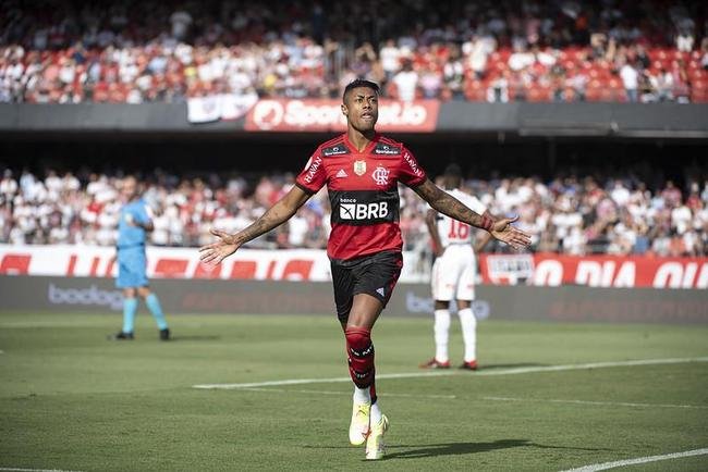 Flamengo massacrou So Paulo em pleno Morumbi e mantm sonho de conquistar o Campeonato Brasileiro, apesar de grande vantagem do Atltico