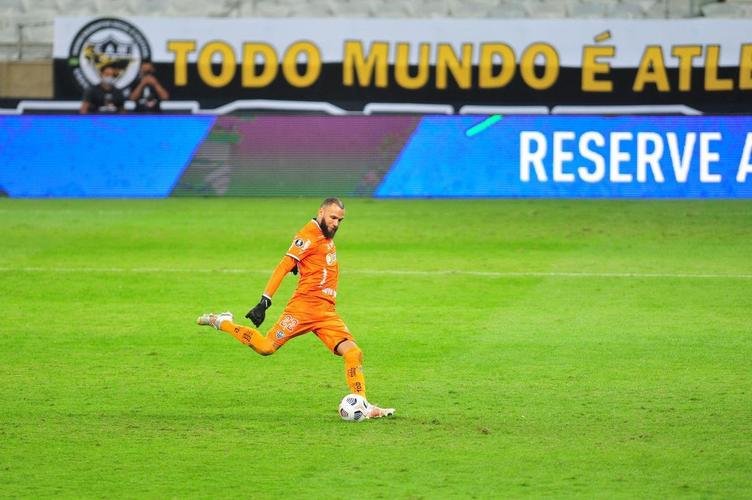 Goleiro Everson, do Atltico, foi heri na deciso por pnaltis contra o Boca Juniors ao defender duas cobranas e ao marcar o gol da classificao: 3 a 1 nas batidas alternadas aps 0 a 0 no tempo normal, no Mineiro.