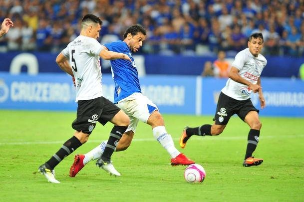 Imagens do jogo entre Cruzeiro e Tupi, no Mineiro