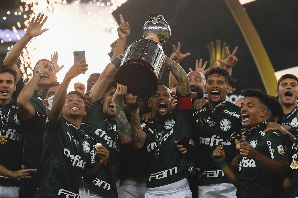 Festa do Palmeiras no Maracanã com a conquista do bicampeonato da Copa Libertadores sobre o Santos. Verdão venceu a decisão por 1 a 0 com gol do atacante Breno Lopes aos 53 do segundo tempo (AFP / Mauro Pimentel / Ricardo Moraes / Silvia Izquierdo)