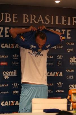 Atacante Barcos, o 'Pirata', vestiu a camisa 28 do Cruzeiro e falou sobre desejo de conquistar muitos ttulos