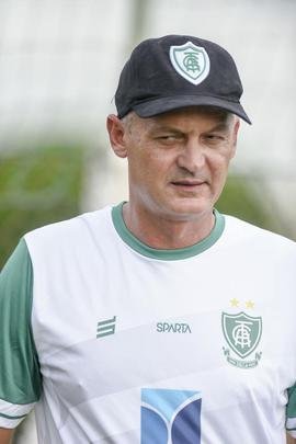 Lisca foi apresentado, conversou com jogadores e assistiu ao treino do Amrica