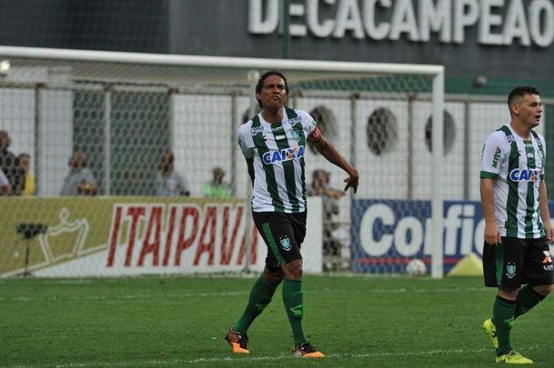 Zagueiro americano Rafael Lima marcou o gol do ttulo sobre o CRB e emocionou o Independncia