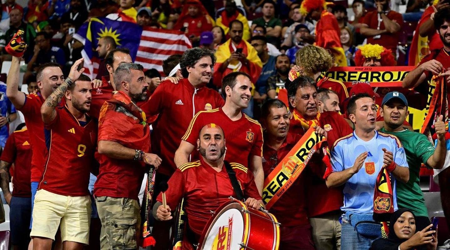 Japoneses e espanhis na partida pelo Grupo E da Copa do Mundo, no Estdio Internacional Khalifa, em Doga