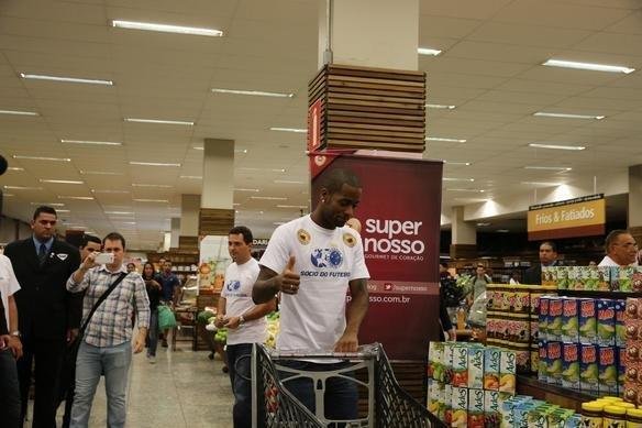 Apresentao do zagueiro Ded ao Cruzeiro. Jogador participou de ao de marketing, foi a supermercado e divulgou programa scio do futebol, que d desconto na compra de produtos  