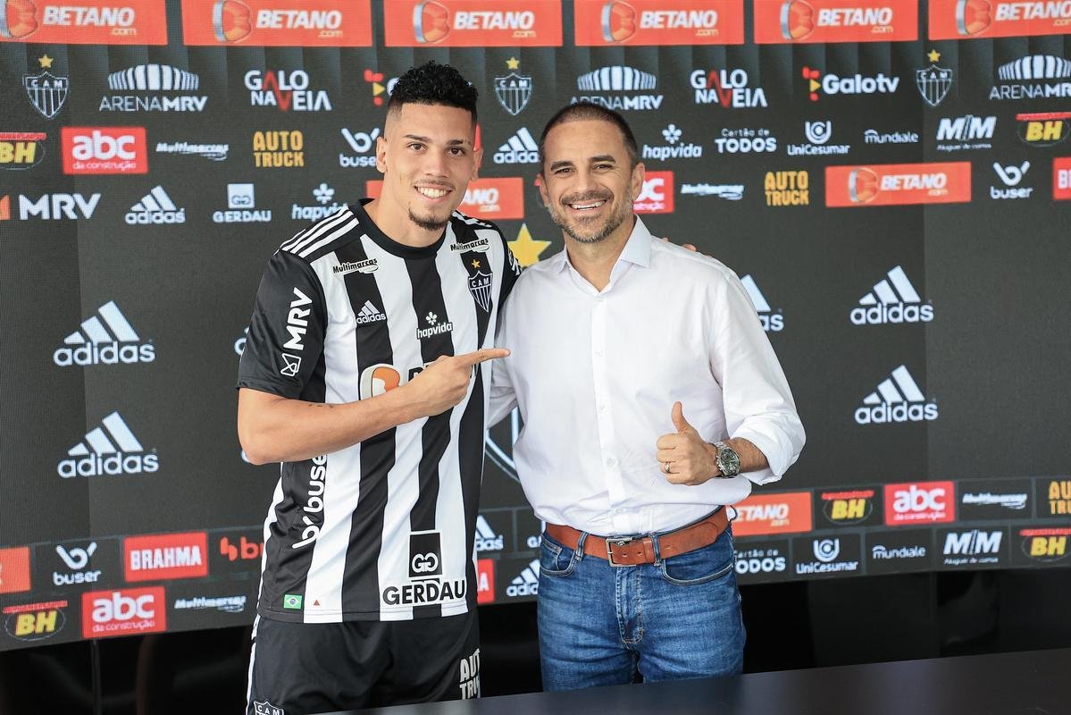 Paulinho foi oficialmente apresentado na Cidade do Galo nesta sexta-feira (16/12).