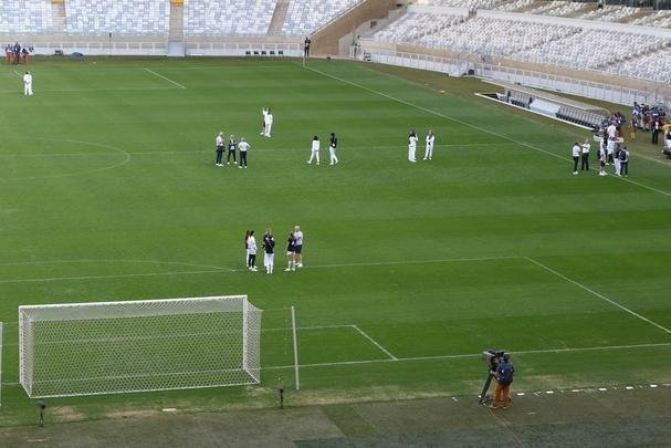 Jogadoras francesas foram bem mais discretas e apenas contemplaram o Mineiro