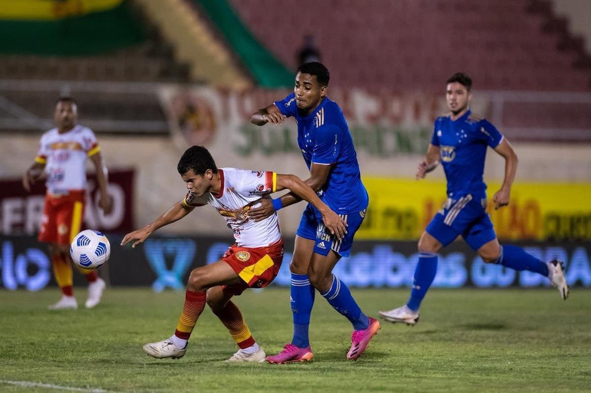 Junho/2021: Trs dias aps a contratao de um novo executivo, o Cruzeiro acabou eliminado na terceira fase da Copa do Brasil para a Juazeirense. Depois de vencer o jogo de ida por 1 a 0, no Mineiro, a Raposa foi derrotada pelo mesmo placar em Juazeiro, na Bahia, e batida nos pnaltis por 3 a 2.