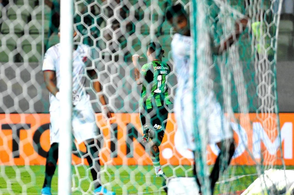 Fotos do jogo entre Amrica e Athletico-PR, no Independncia, pelo Campeonato Brasileiro de 2022