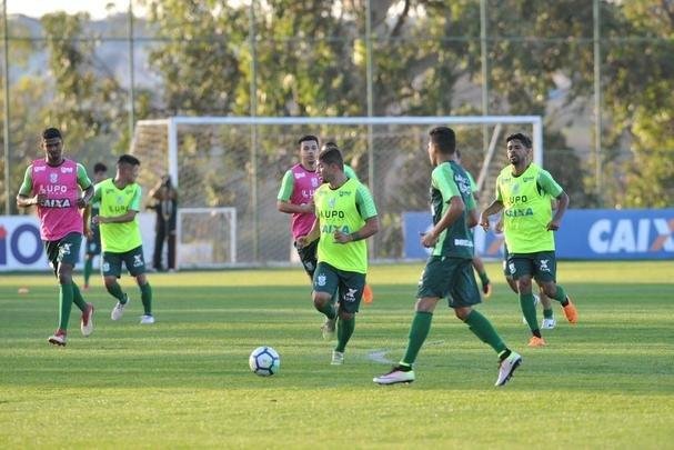 Depois de reunio com elenco e diretoria, Adilson Batista observou treino comandado por Drubscky no Amrica