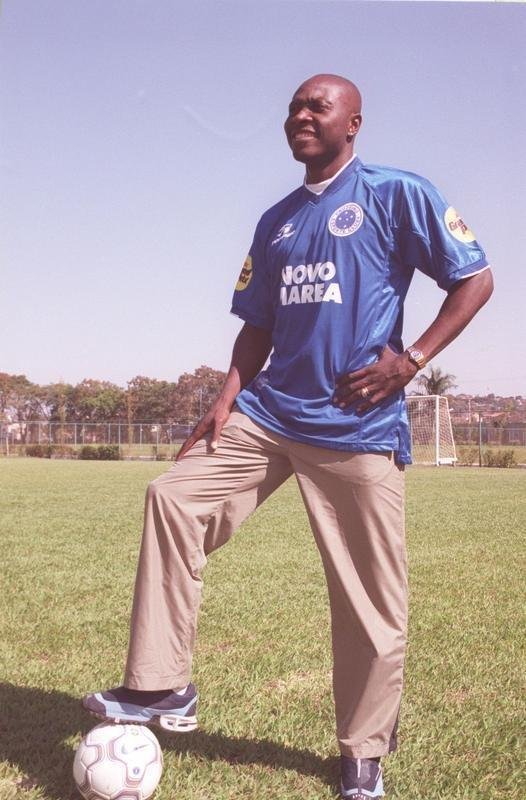 Fotos da apresentao do meia colombiano Freddy Rincn no Cruzeiro, em 6 de julho de 2001, na Toca da Raposa I. Ex-jogador morreu aos 55 anos nesta quarta-feira (13/4/2022), em Cali, em consequncia de um acidente de carro.