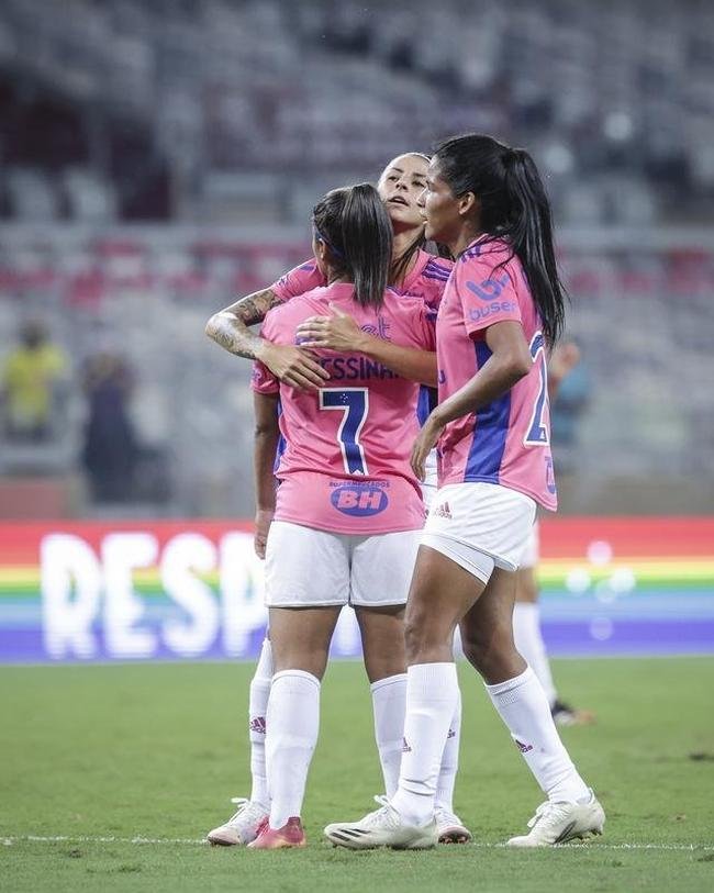 Em preliminar de Cruzeiro x Ituano pela Srie B, o time feminino da Raposa, conhecido como Cabulosas, goleou o Araguari por 8 a 0 pela terceira rodada do Campeonato Mineiro Feminino. Equipe cruzeirense estreou o uniforme rosa, confeccionado pela Adidas em homenagem  campanha Outubro Rosa, de conscientizao contra o cncer de mama