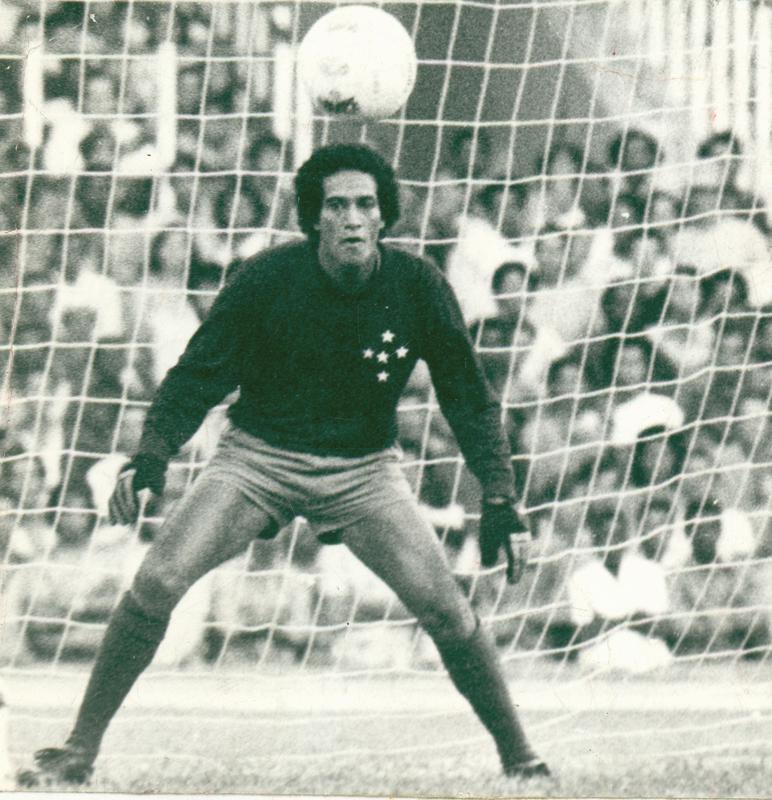 O goleiro Hlio defendeu o Cruzeiro de 1971 a 1978 e fez 207 partidas com a camisa da Raposa. Ele chegou a ser titular no perodo em que Raul Plassmann acionou o clube na Justia.