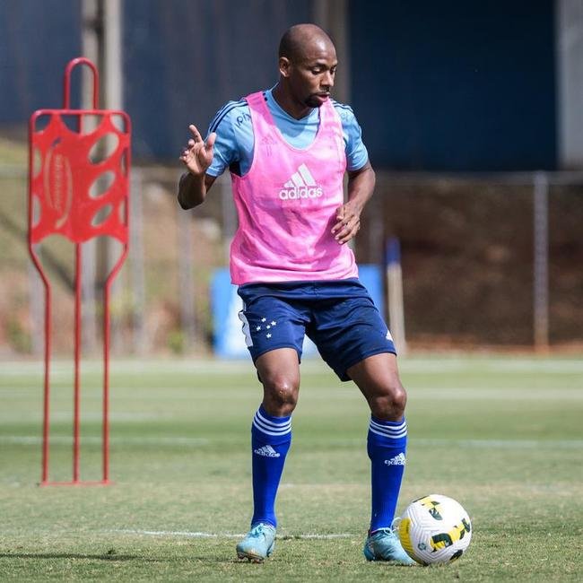 Fotos do treino do Cruzeiro neste domingo, na Toca da Raposa II. As novidades foram as presenas do atacante Rafa Silva, recuperado de incmodo no p direito, e dos recm-contratados Luis Felipe (zagueiro, ex-PSV da Holanda) e Bruno Rodrigues (atacante, ex-Famalico de Portugal)