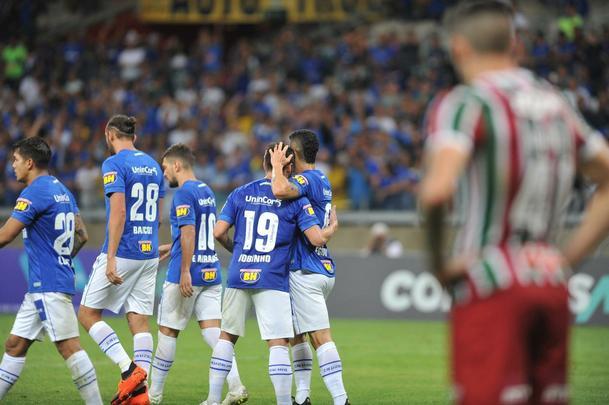 Cruzeiro derrotou Fluminense por 2 a 1, com gols de Raniel e Ayrton Lucas (contra); Henrique, tambm contra, descontou para os cariocas
