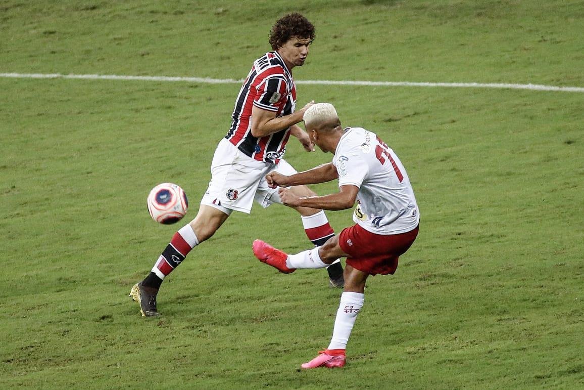 O Náutico equilibrou na segunda metade do primeiro tempo e o jogo ficou aberto para as equipes, com ambas criando boas chances. Jorge Henrique, de cabeça, teve duas oportunidades pelo Timbu. o Santa acertou uma bola na trave, com Didira, mas o placar terminou sem gols na etapa inicial.