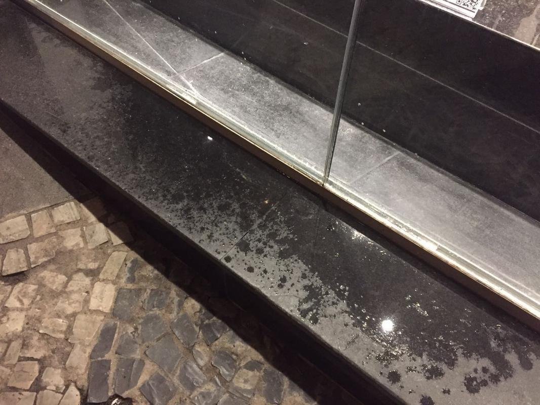 Sede do Atltico virou local de protesto aps eliminao. Pouco depois, funcionrios limparam o local. No momento em que a reportagem foi at a sede, ainda havia gua utilizada para a limpeza no cho