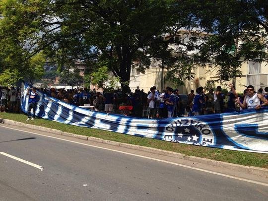Torcida do Cruzeiro j comea a se movimentar em vrios pontos da cidade antes da partida contra o Grmio, s 17h, no Mineiro
