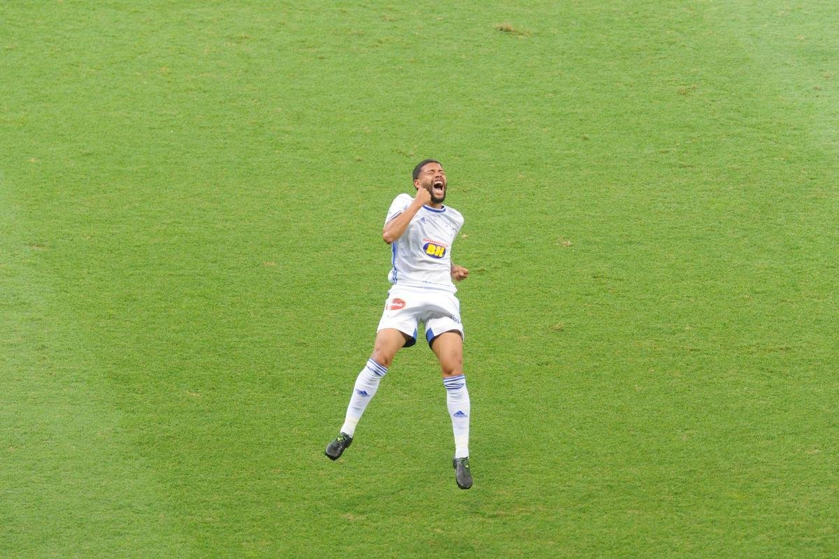 Fotos da comemorao de Filipe Machado aps o gol de falta