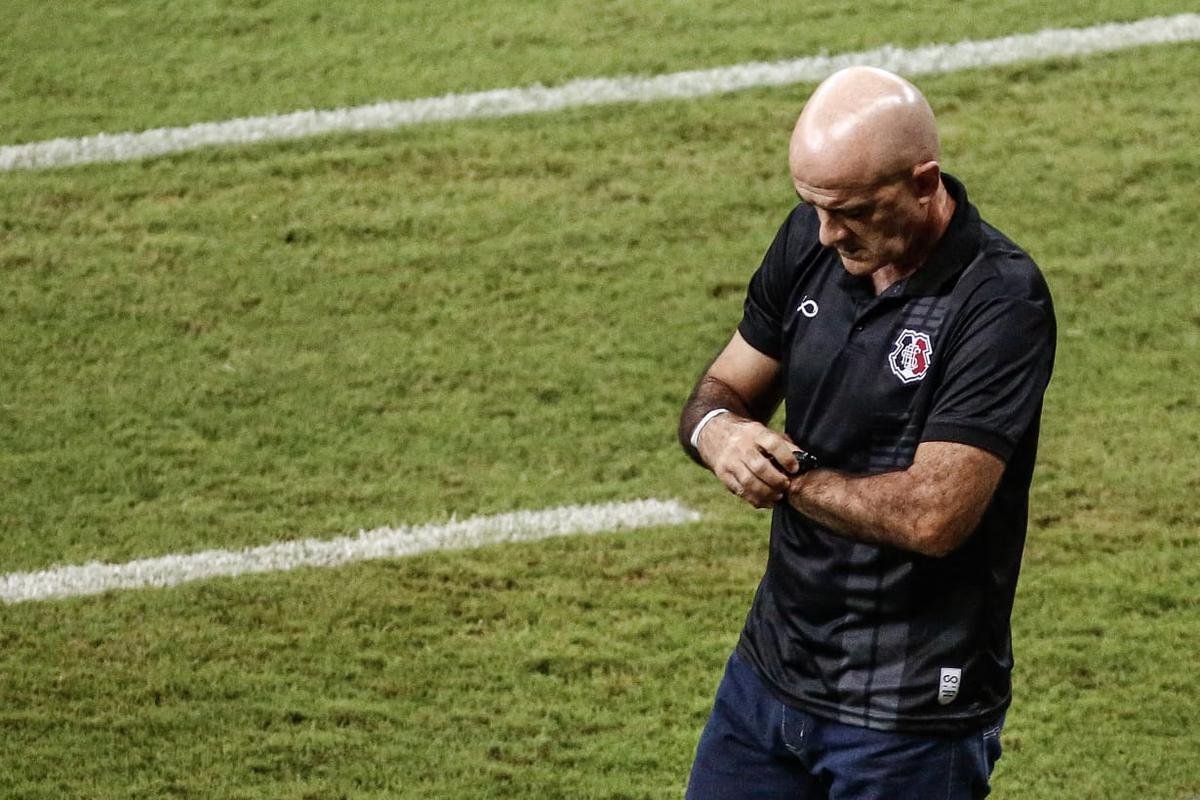 O Náutico equilibrou na segunda metade do primeiro tempo e o jogo ficou aberto para as equipes, com ambas criando boas chances. Jorge Henrique, de cabeça, teve duas oportunidades pelo Timbu. o Santa acertou uma bola na trave, com Didira, mas o placar terminou sem gols na etapa inicial.