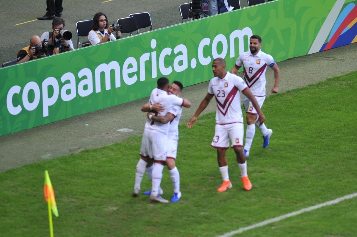 Imagens da partida entre Bolvia e Venezuela