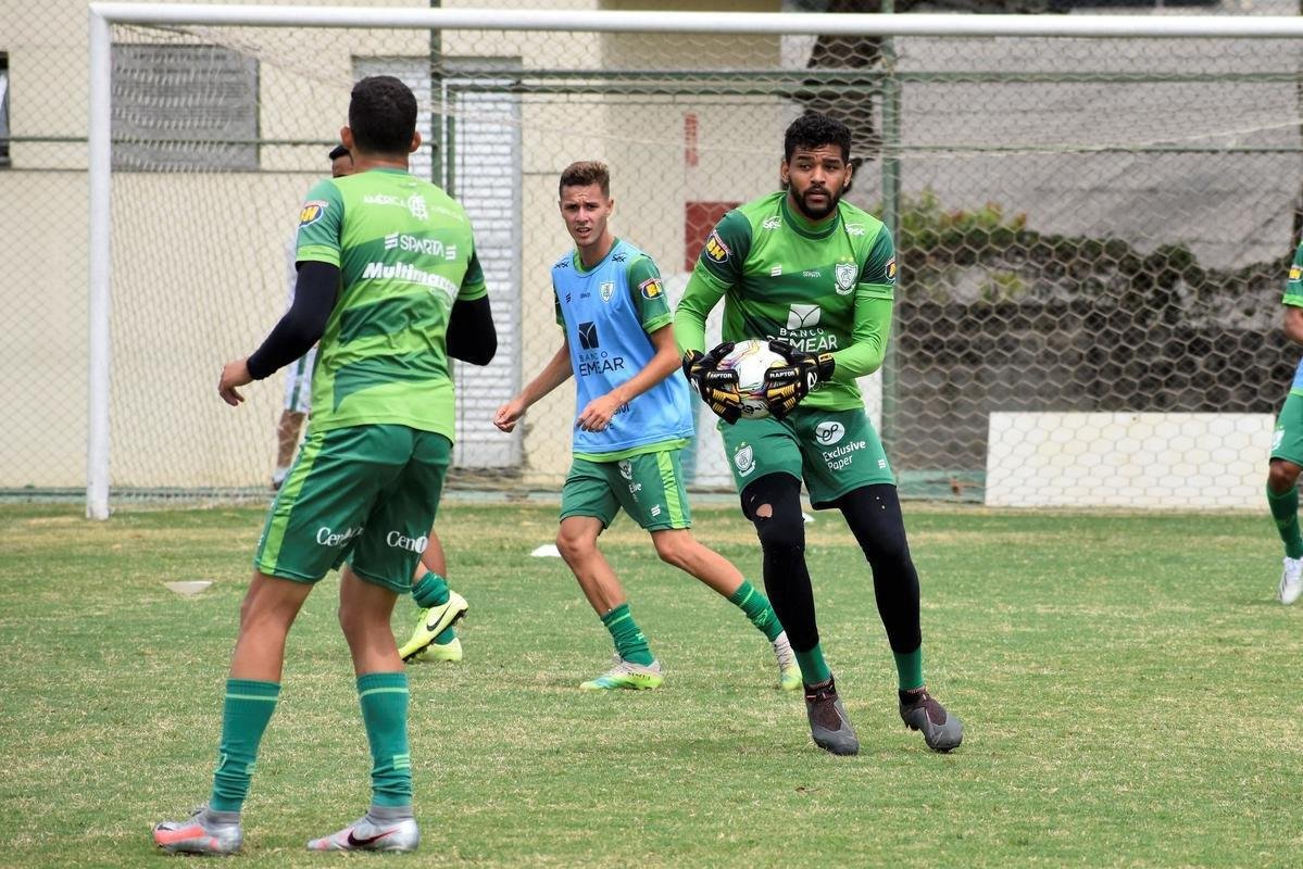 O Amrica segue com treinos preparatrios para a disputa do Campeonato Mineiro 2021. Comandados pelo auxiliar tcnico Mrcio Hahn, jogadores da base americana - e tambm os que tiveram menos oportunidades na temporada 2020 - realizam atividades voltadas ao Estadual.