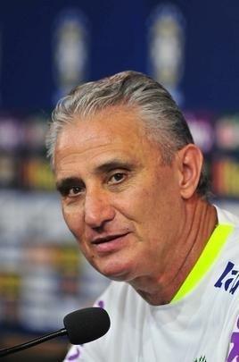 Tite comandou treino no Mineiro e, em seguida, concedeu entrevista coletiva