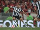 Keno deixa campo com dores e vira preocupao no Atltico