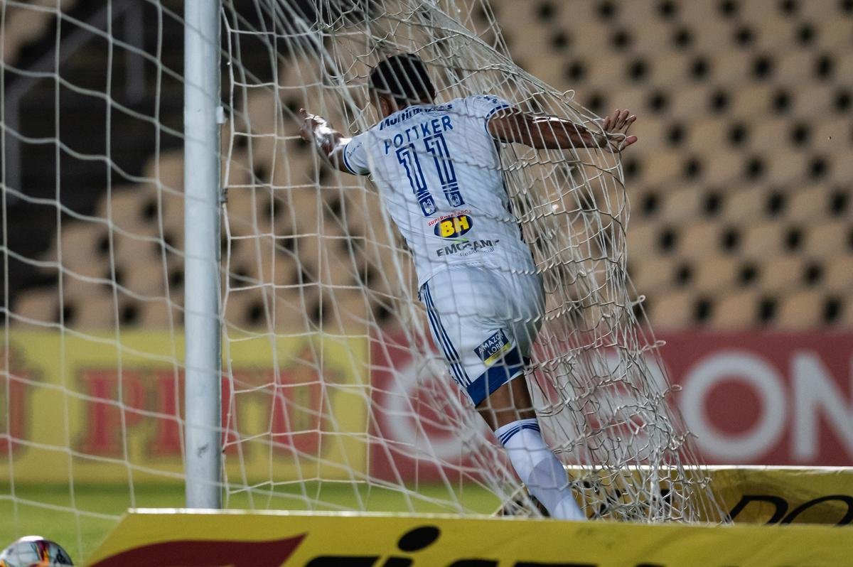 Imagens do jogo entre Sampaio Corra e Cruzeiro, pela 33 rodada da Srie B, no Castelo, em So Lus (MA)