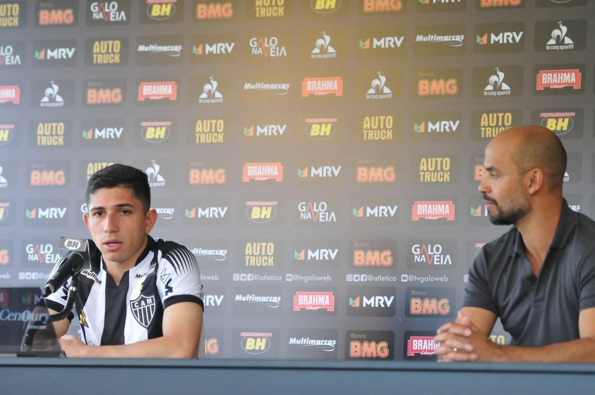 Meia-atacante venezuelano Jefferson Savarino, de 23 anos, foi apresentado pelo gerente de futebol Marques, do Atltico, na Cidade do Galo